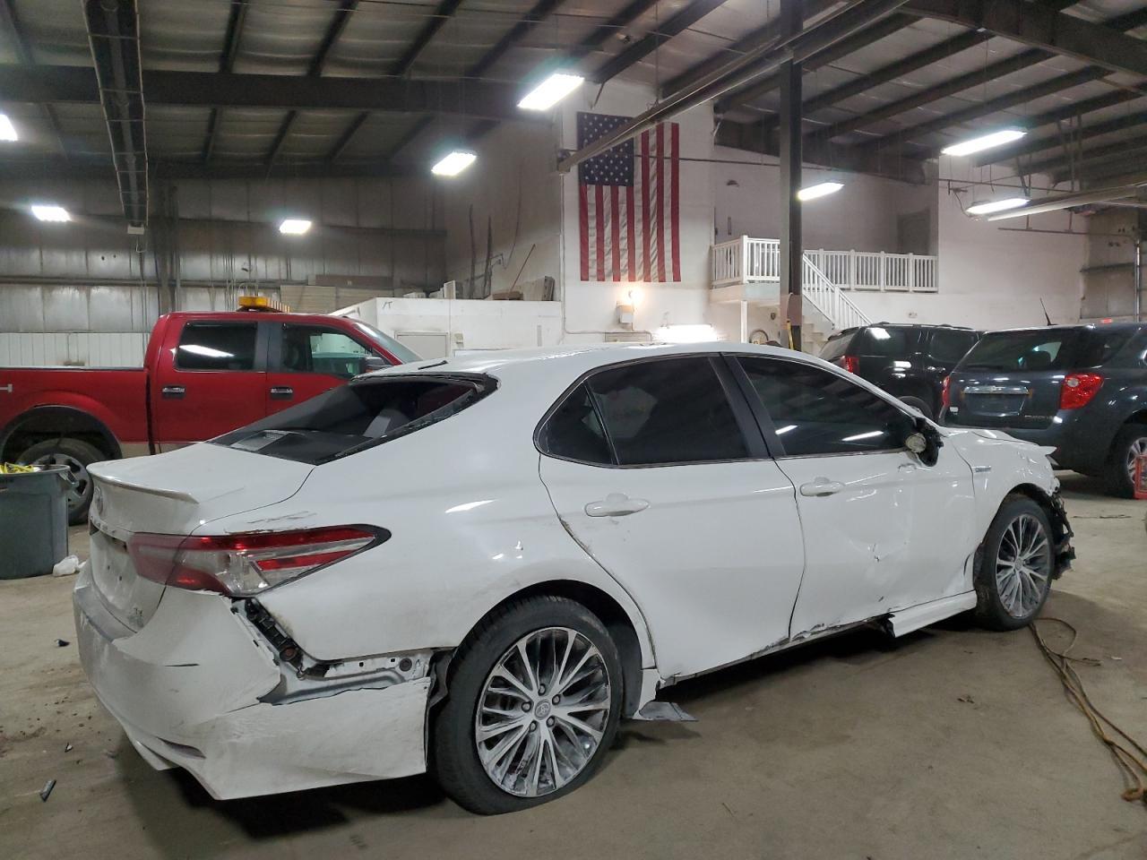 2020 TOYOTA CAMRY SE - Фото 3