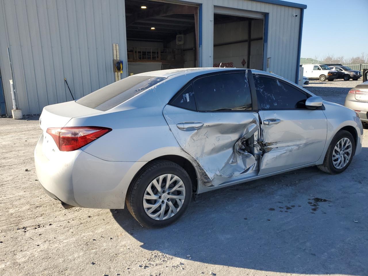 2019 TOYOTA COROLLA L - Фото 3