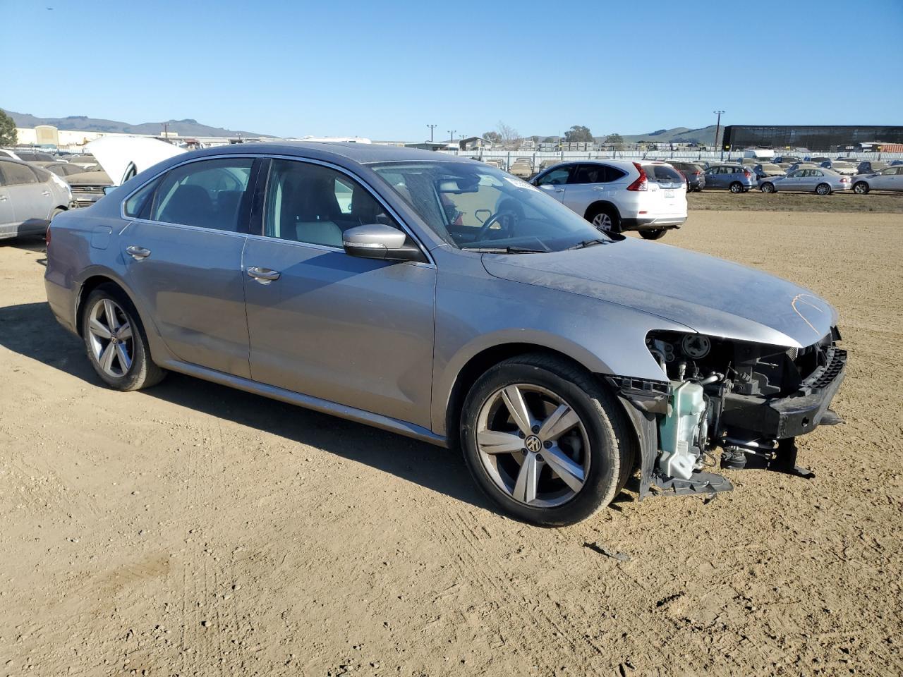 2013 VOLKSWAGEN PASSAT SE - Image 4