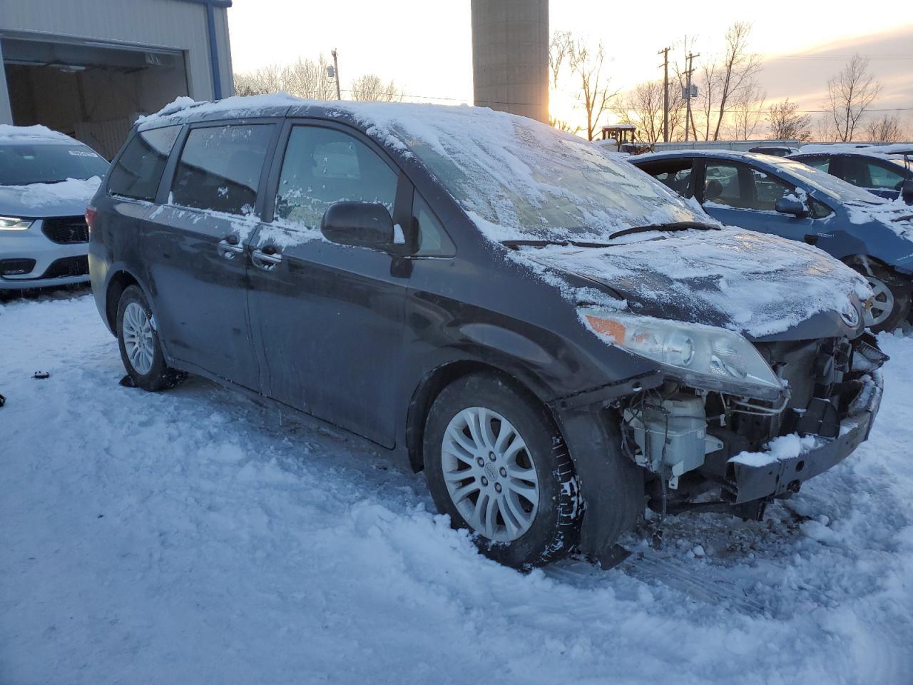2015 TOYOTA SIENNA XLE - Фото 4