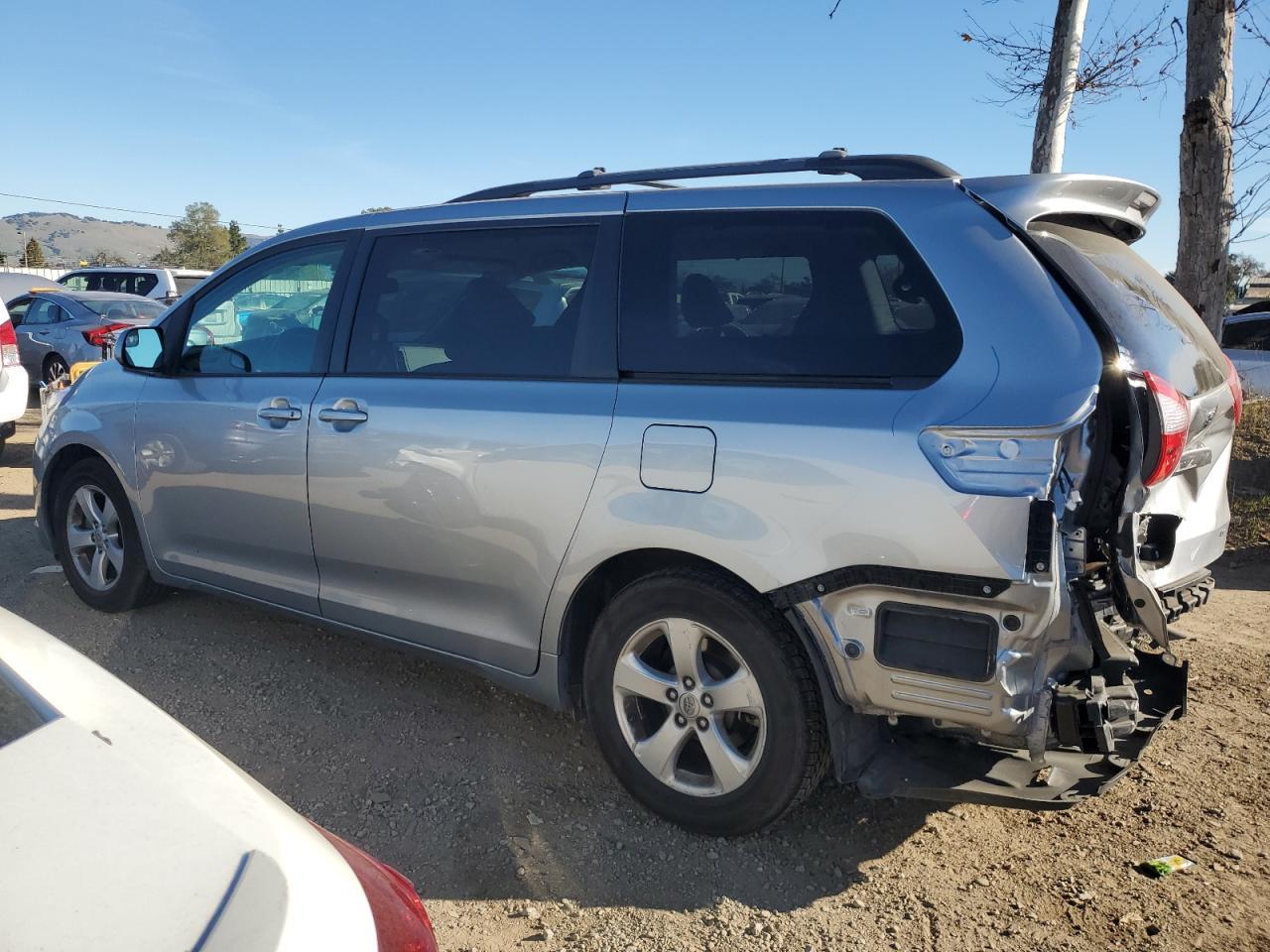 2015 TOYOTA SIENNA LE - Фото 2