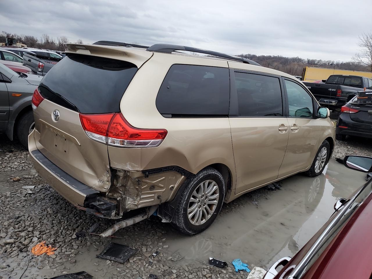 2011 TOYOTA SIENNA XLE - Image 3