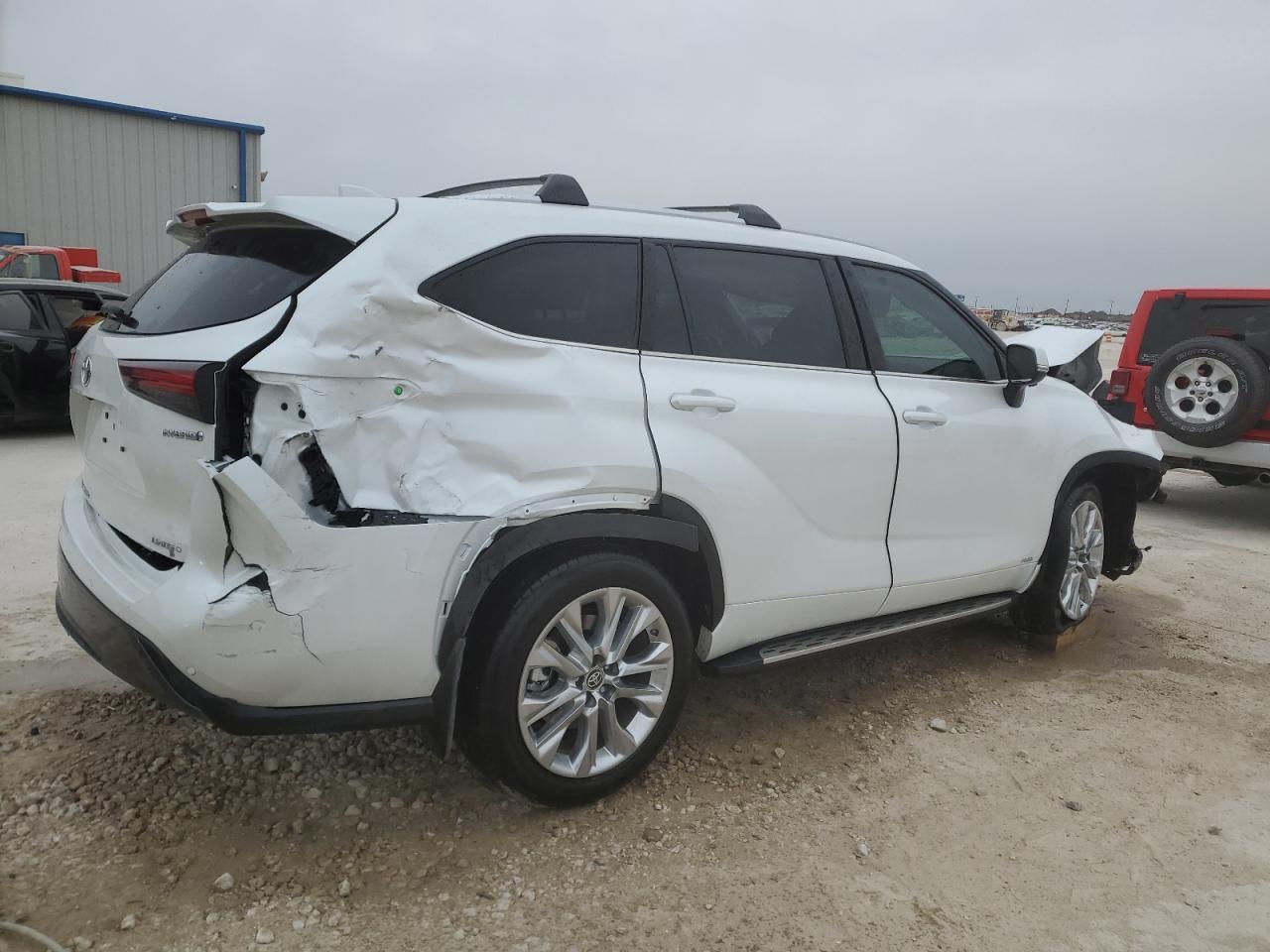 2024 TOYOTA HIGHLANDER - Image 3