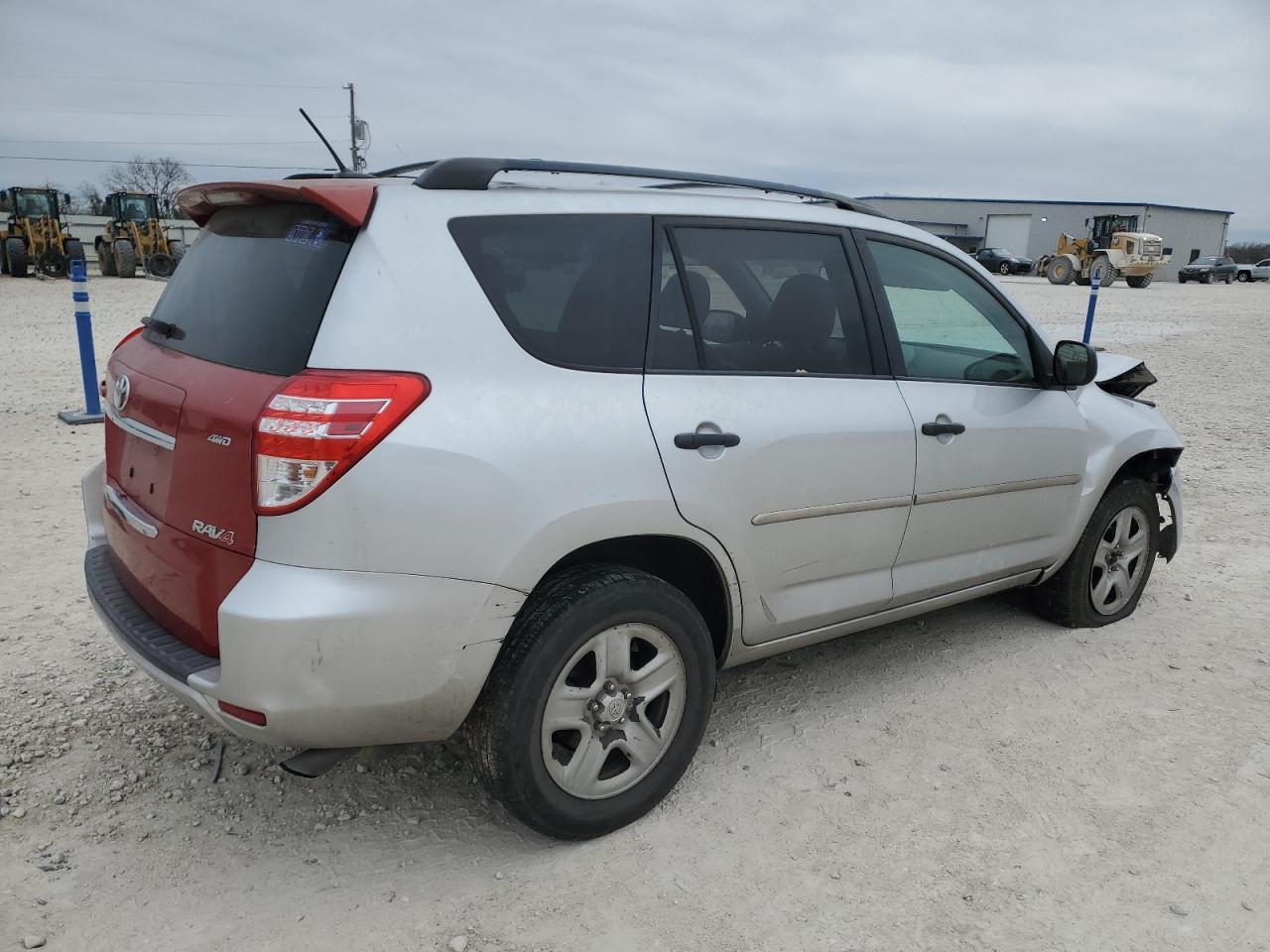2011 TOYOTA RAV4 - Фото 3