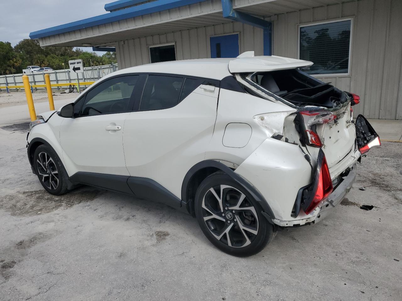 2019 TOYOTA C-HR XLE - Фото 2