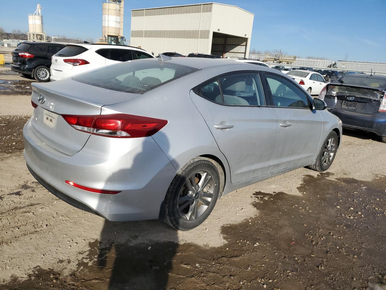 2018 HYUNDAI ELANTRA SE - Фото 3