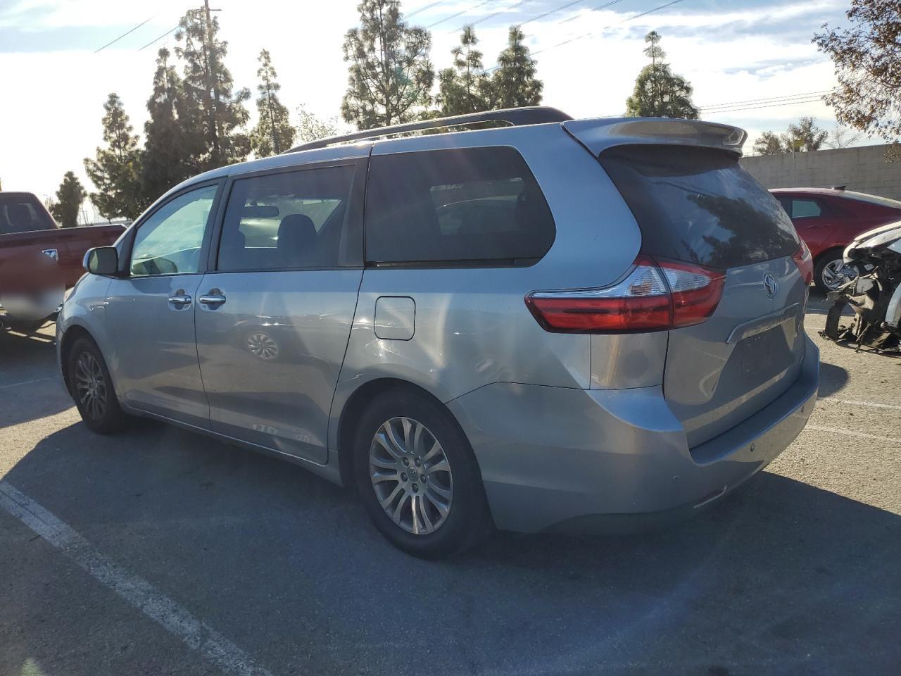 2015 TOYOTA SIENNA XLE - Фото 2