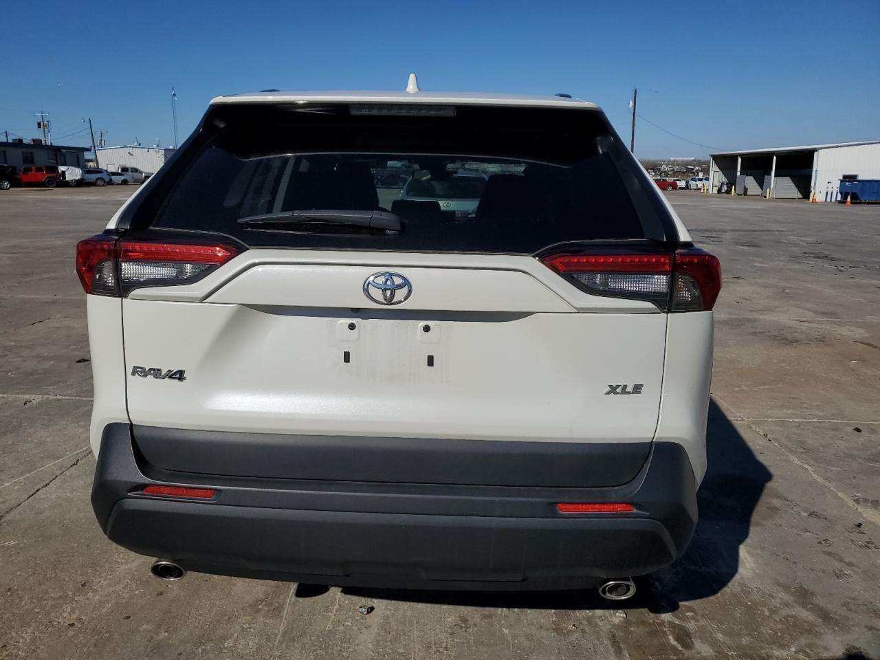 2022 TOYOTA RAV4 XLE P - Фото 6