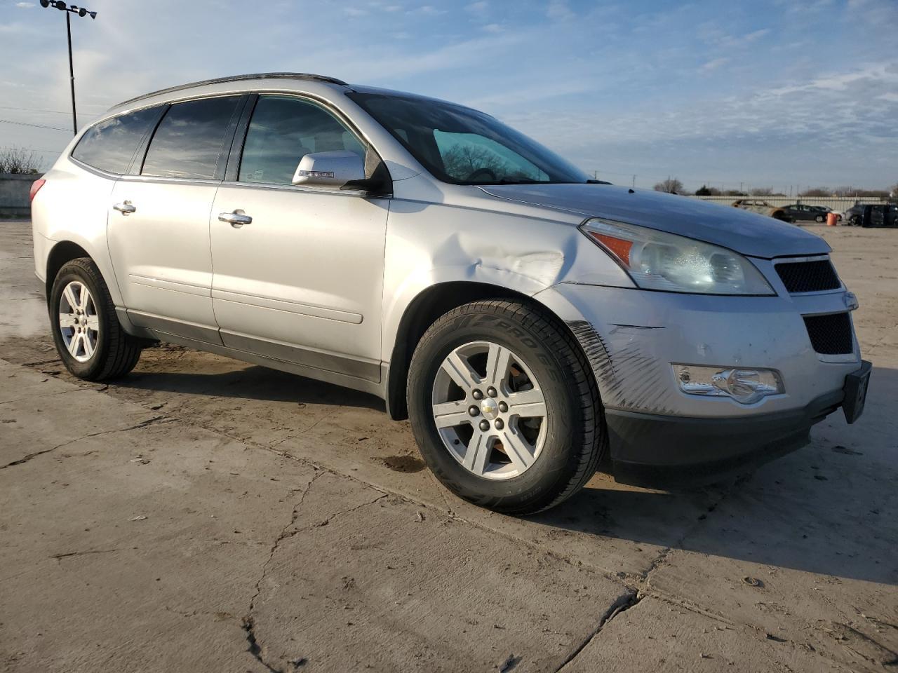 2011 CHEVROLET TRAVERSE L - Image 4