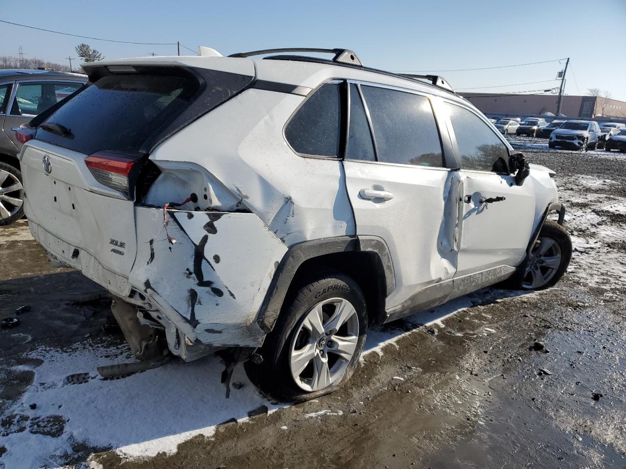 2020 TOYOTA RAV4 XLE - Фото 3