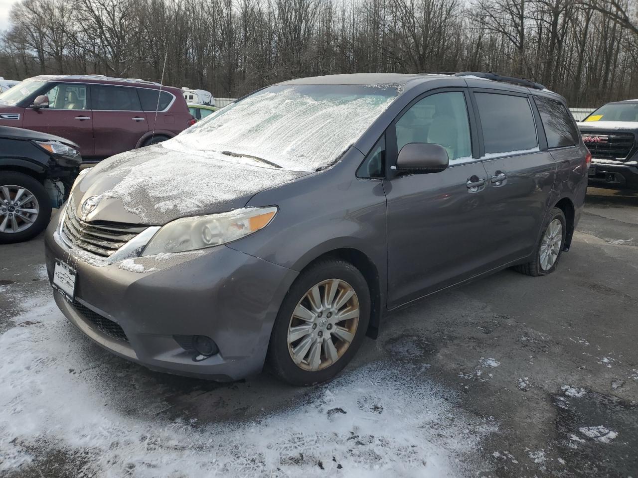 2013 TOYOTA SIENNA LE car image