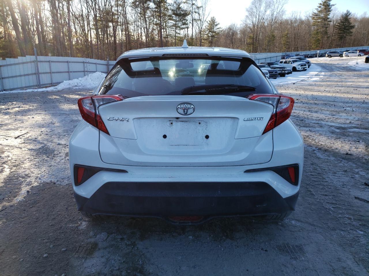 2019 TOYOTA C-HR XLE - Image 6