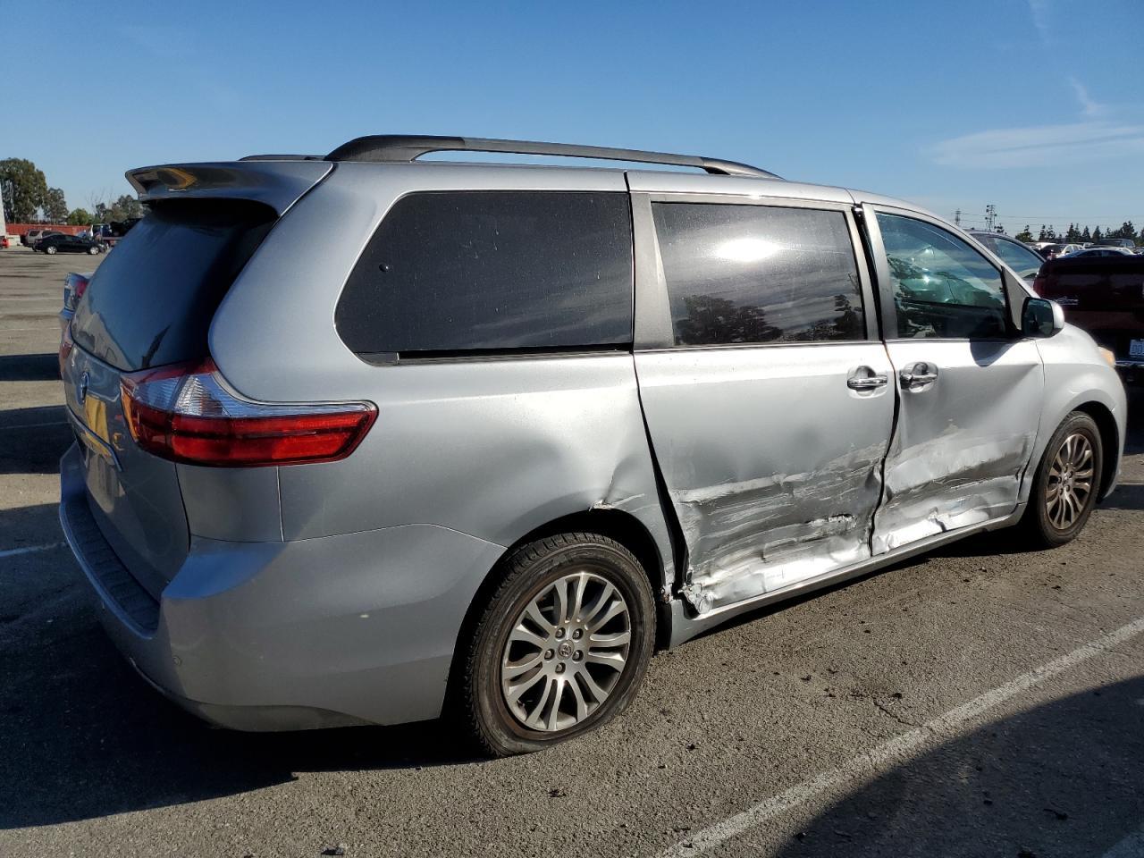 2015 TOYOTA SIENNA XLE - Фото 3