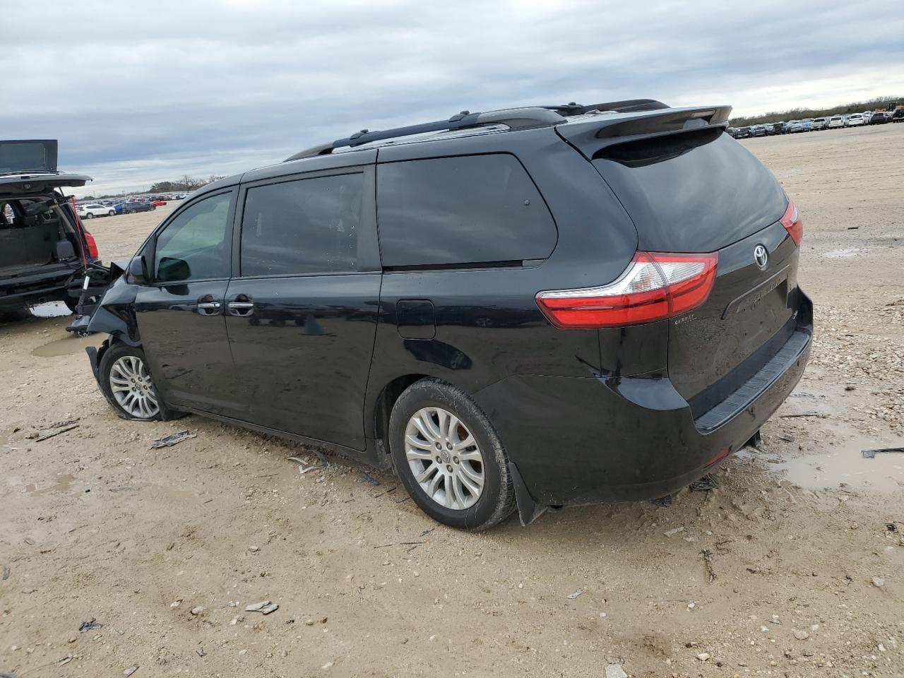 2015 TOYOTA SIENNA XLE - Фото 2