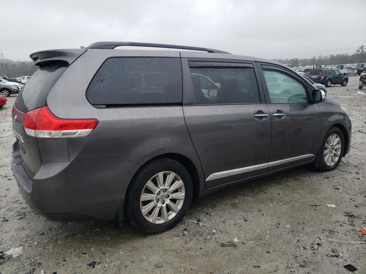 2013 TOYOTA SIENNA XLE - Фото 3