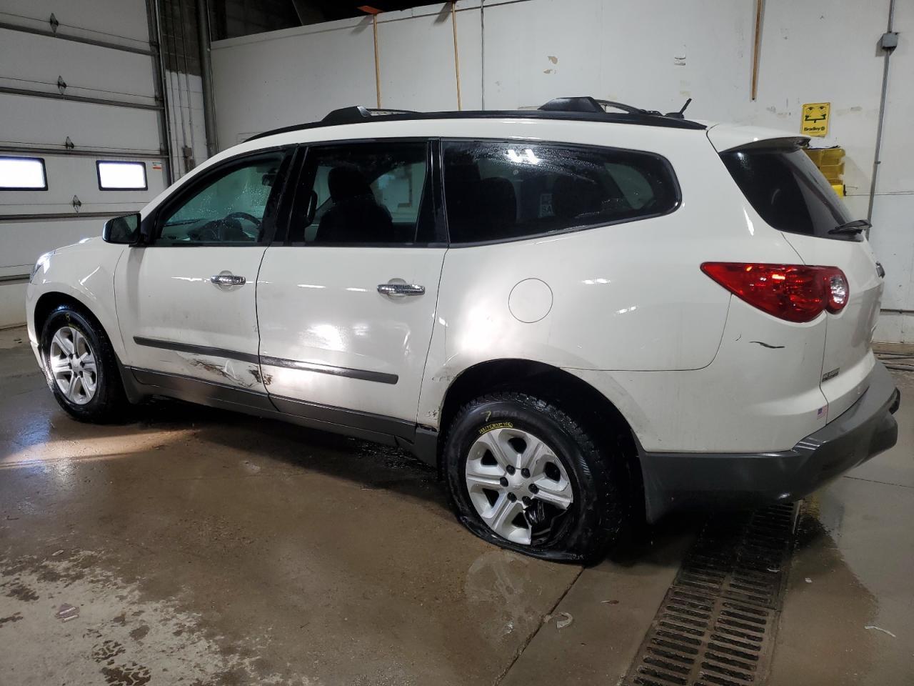 2012 CHEVROLET TRAVERSE L - Image 2