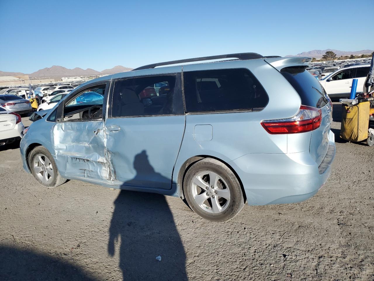 2015 TOYOTA SIENNA LE - Фото 2