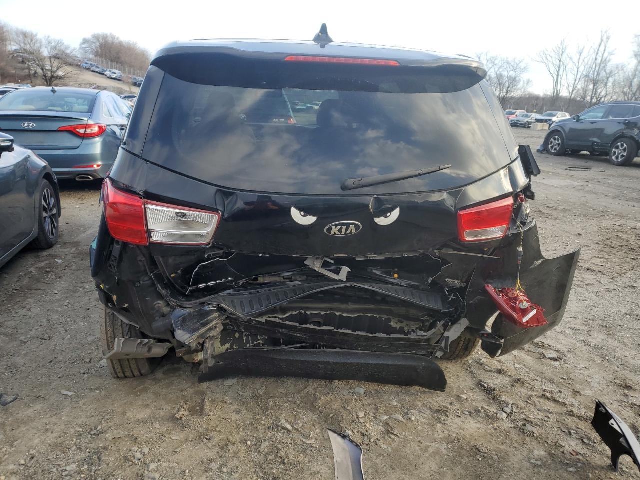 2017 KIA SEDONA LX - Image 6