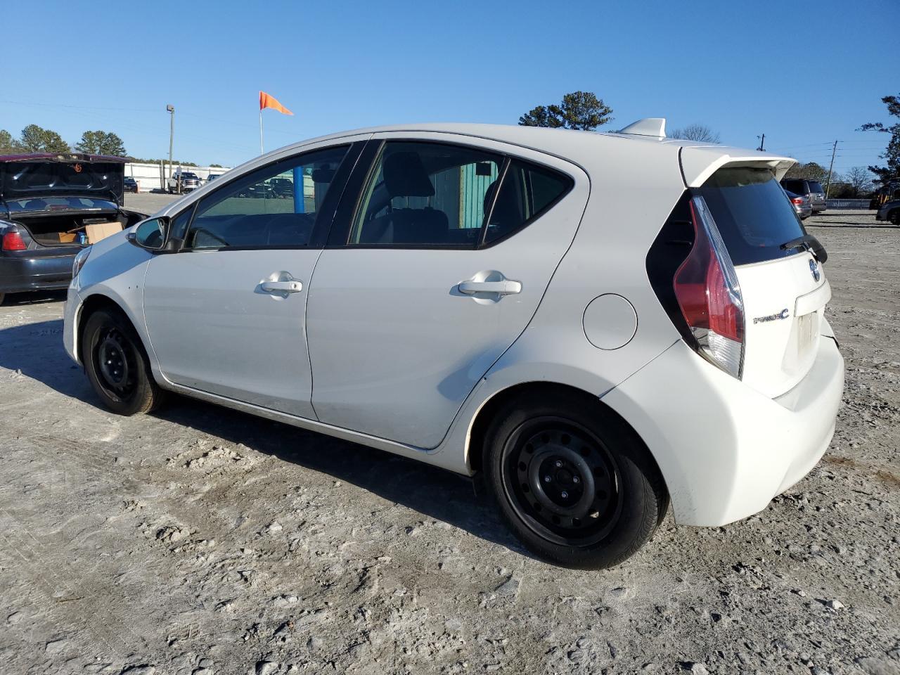 2015 TOYOTA PRIUS C - Image 2
