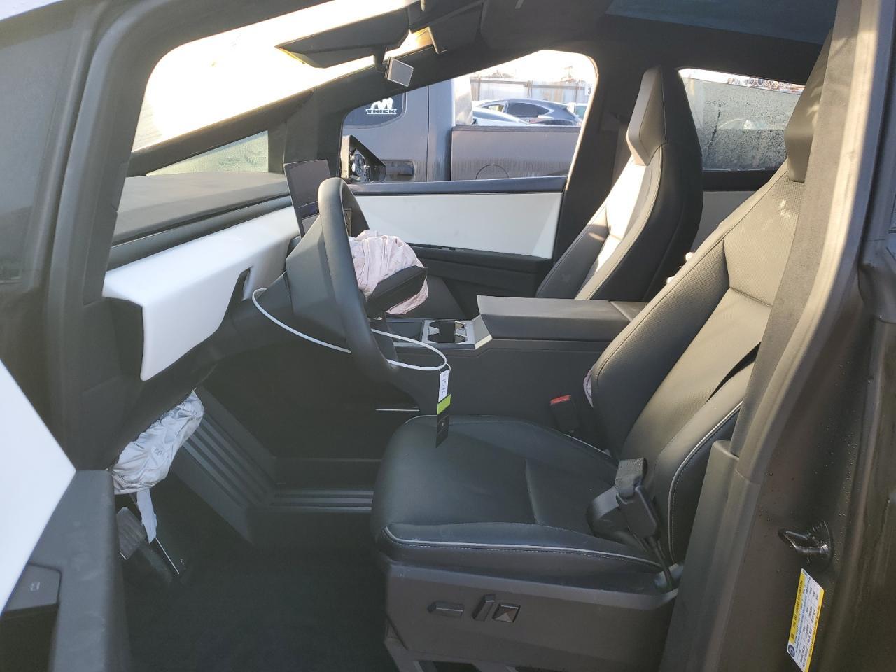 2024 TESLA CYBERTRUCK - Image 7