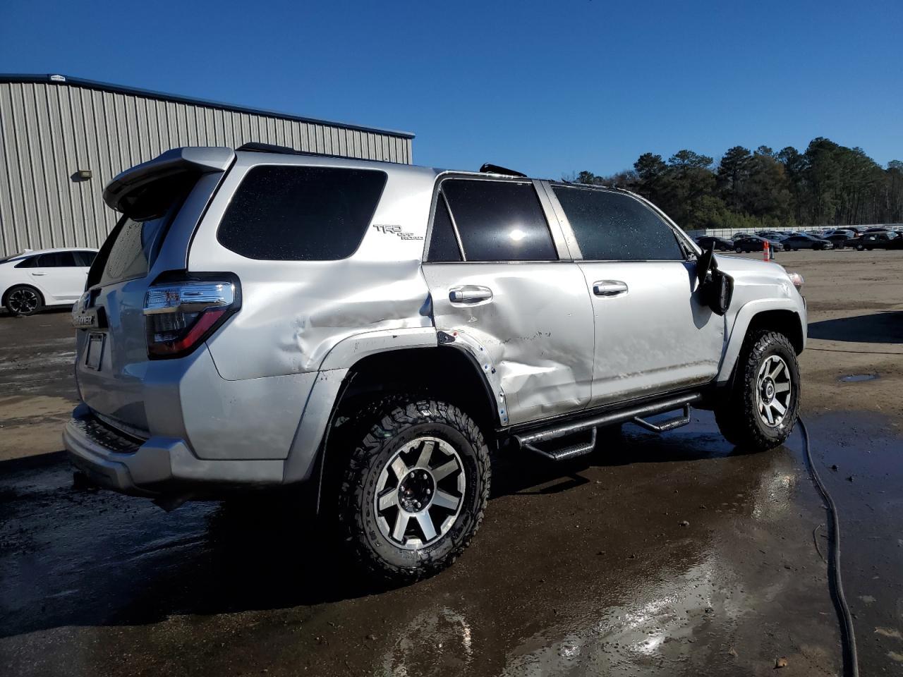 2022 TOYOTA 4RUNNER SR - Image 3