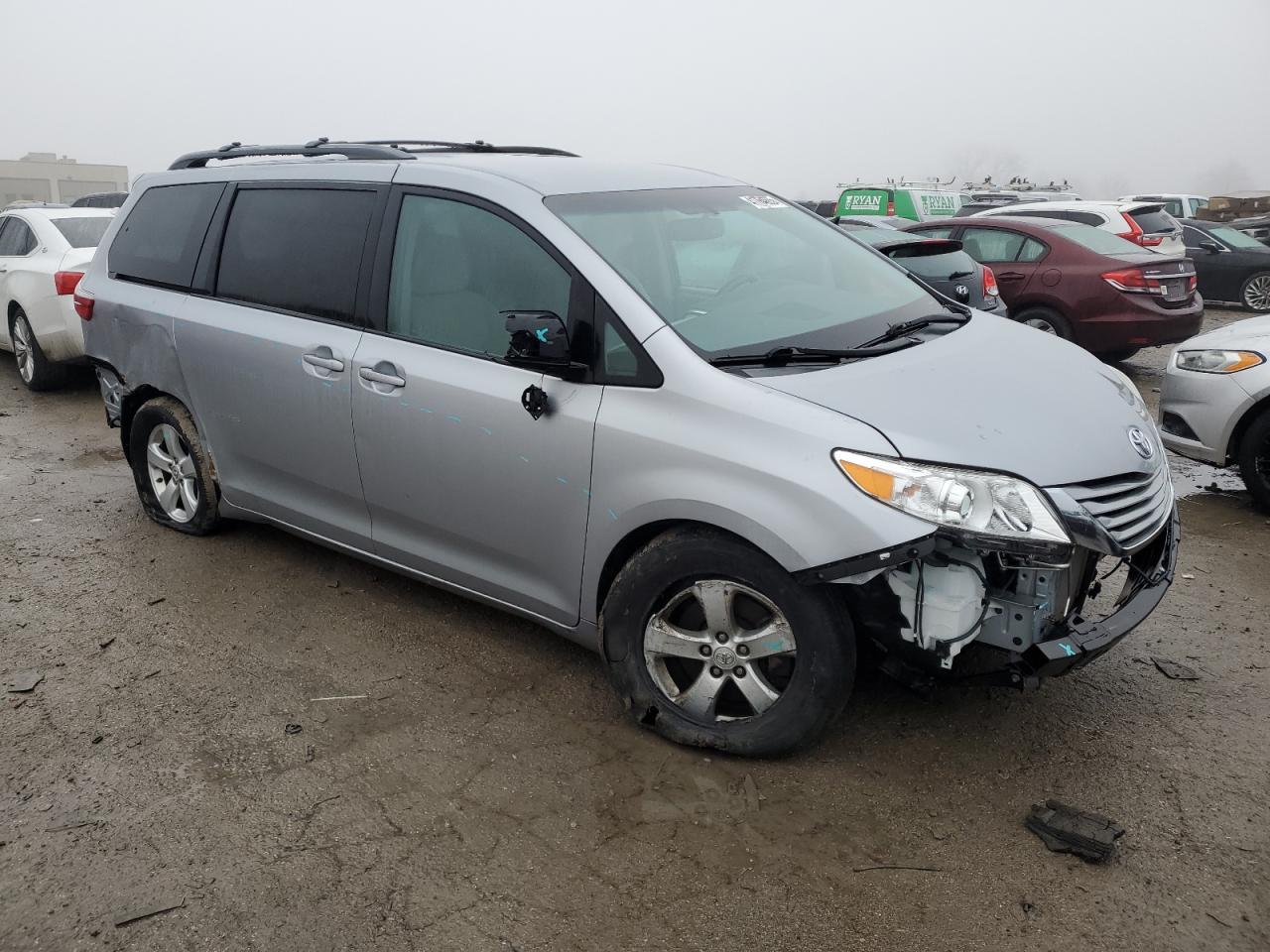 2015 TOYOTA SIENNA LE - Фото 4