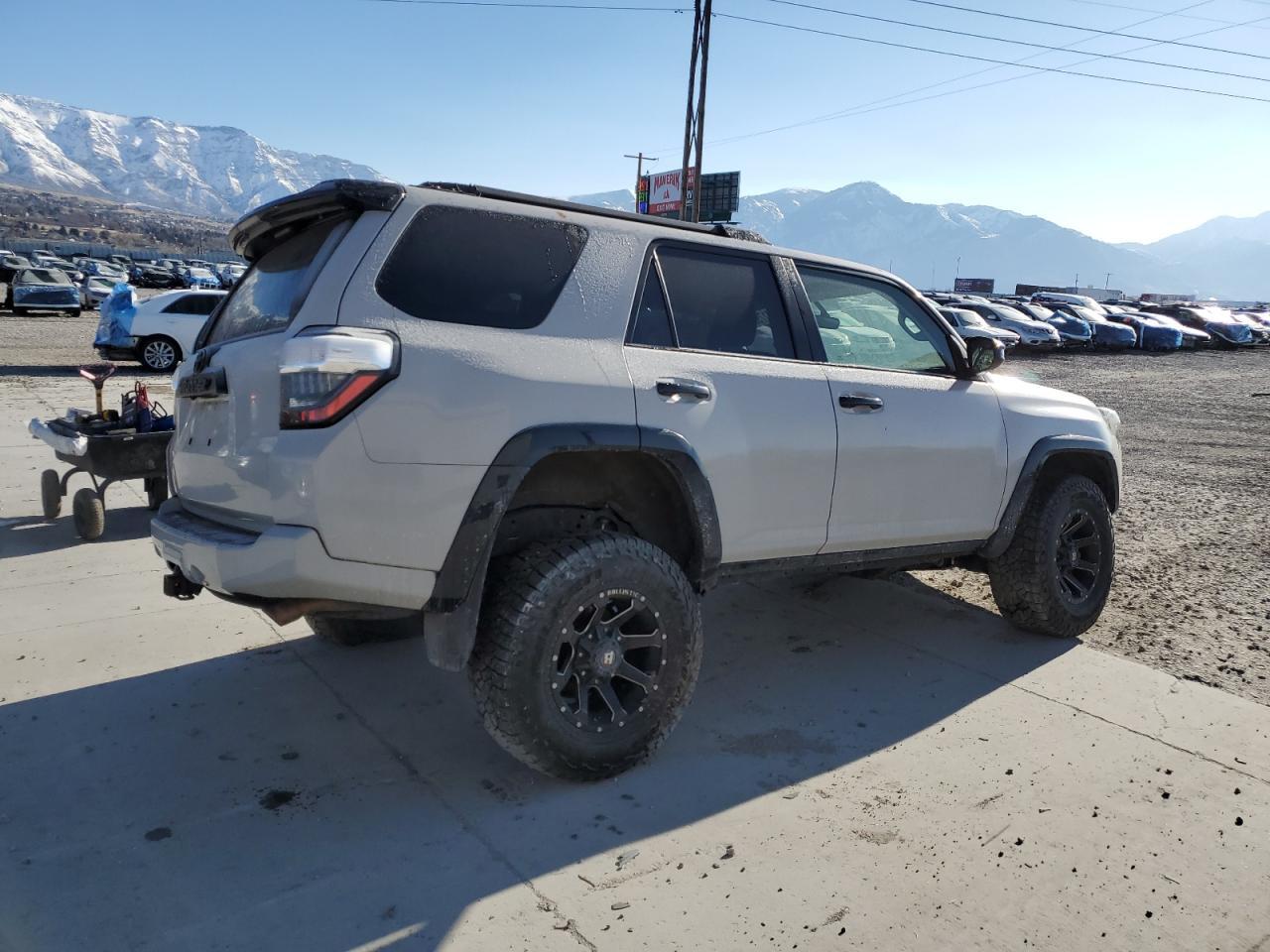 2017 TOYOTA 4RUNNER SR - Image 3