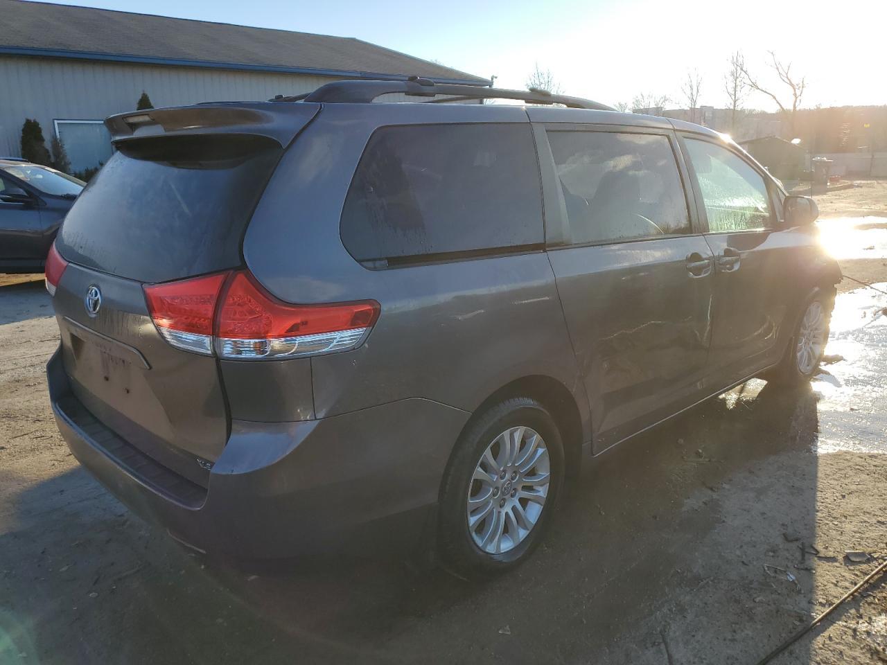 2011 TOYOTA SIENNA XLE - Фото 3