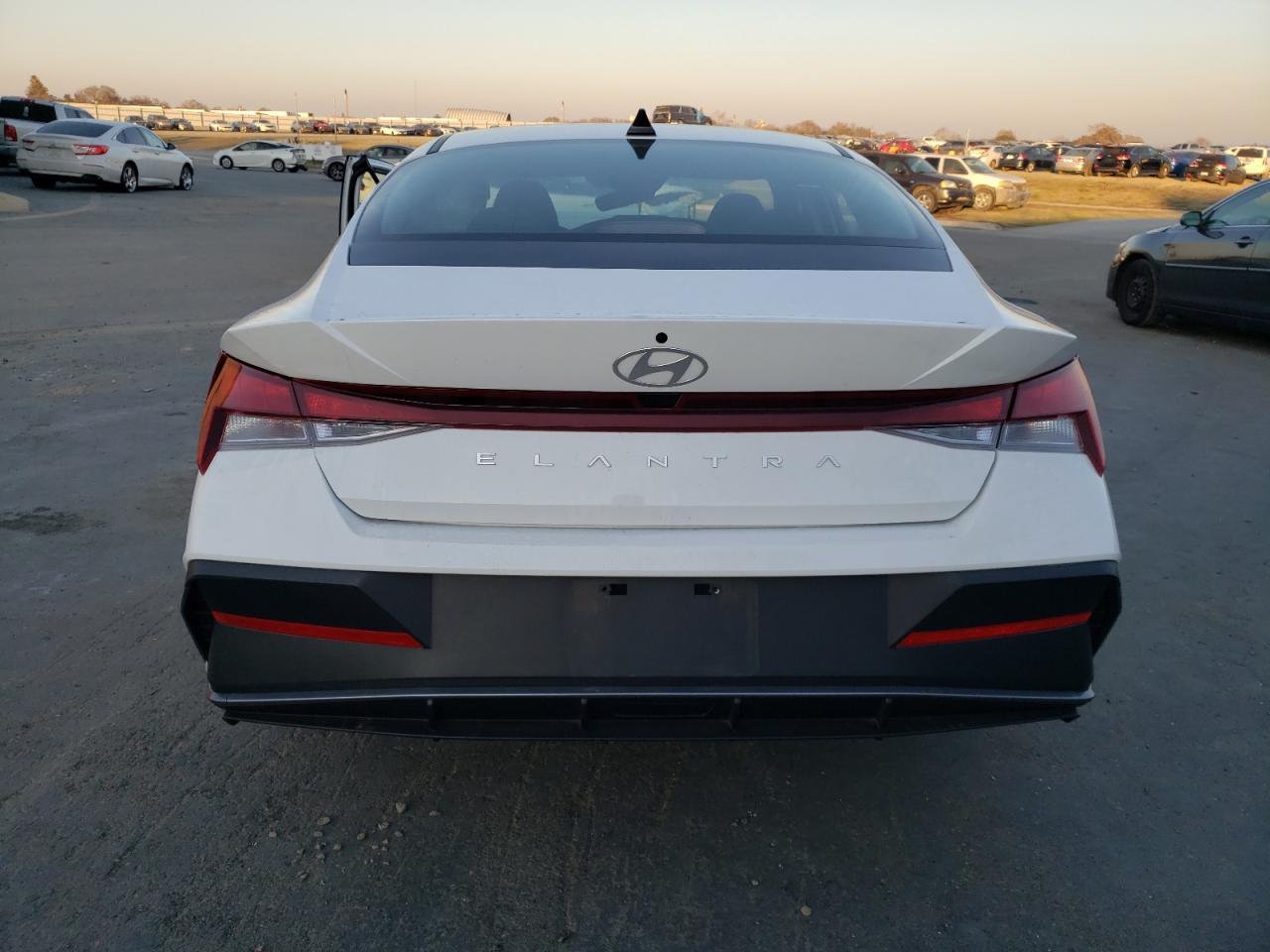 2024 HYUNDAI ELANTRA SE - Фото 6