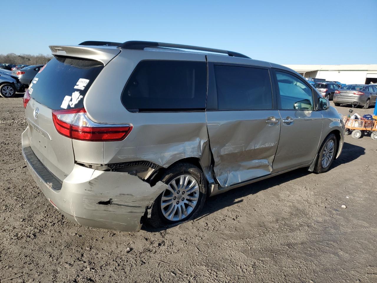 2015 TOYOTA SIENNA XLE - Фото 3