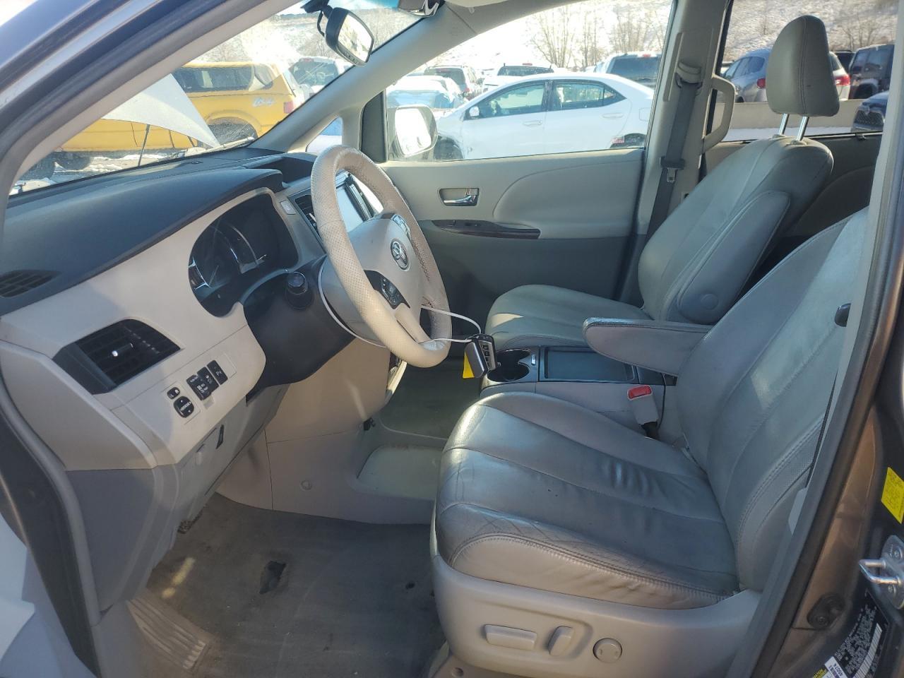 2011 TOYOTA SIENNA XLE - Image 7