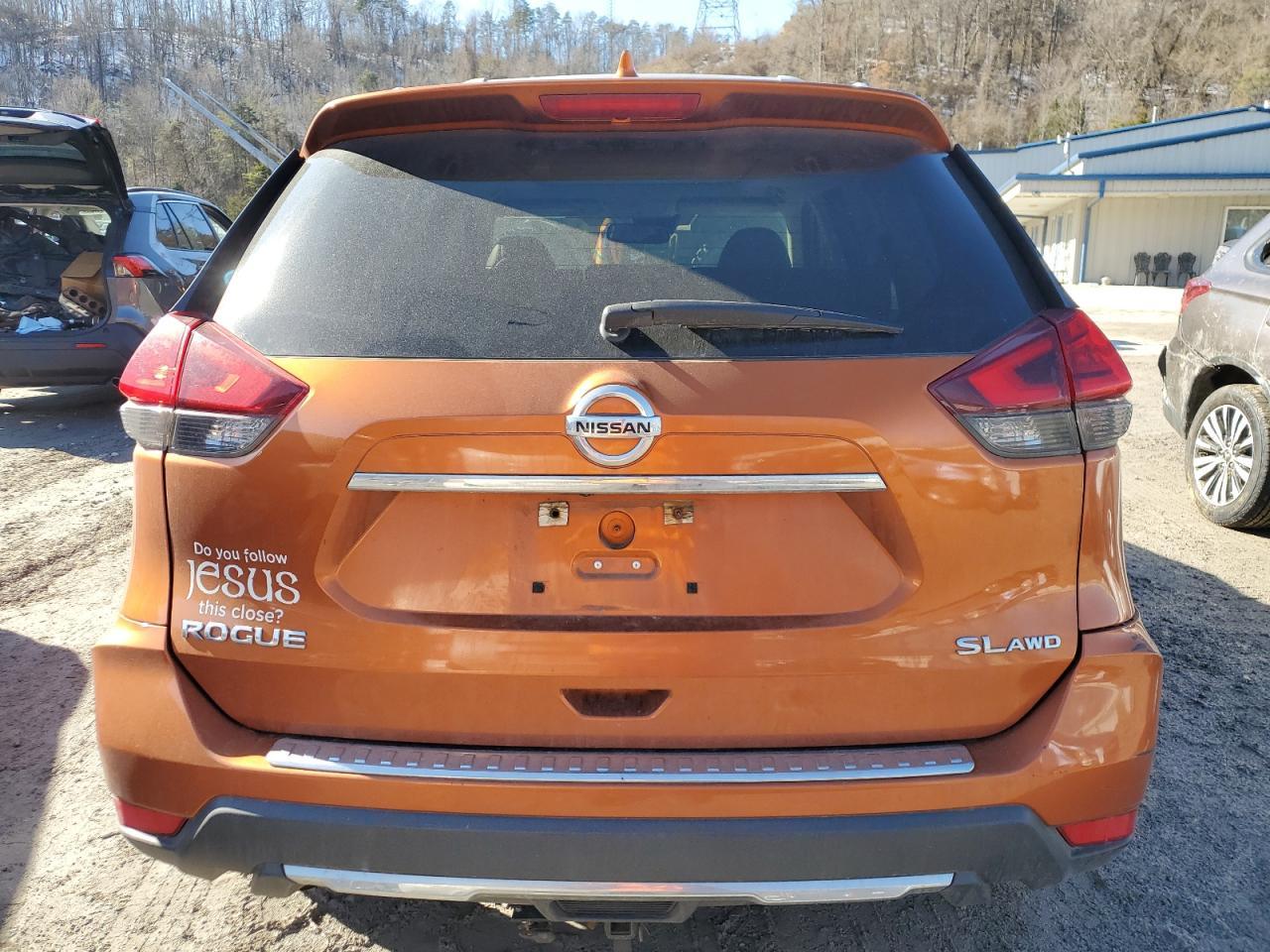 2017 NISSAN ROGUE SV - Image 6