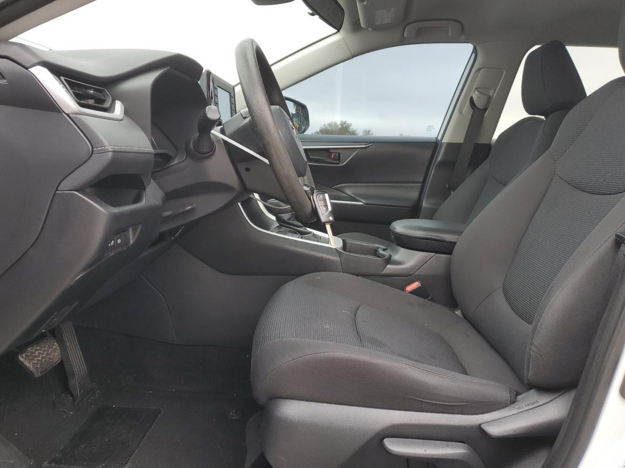 2021 TOYOTA RAV4 LE - Фото 7