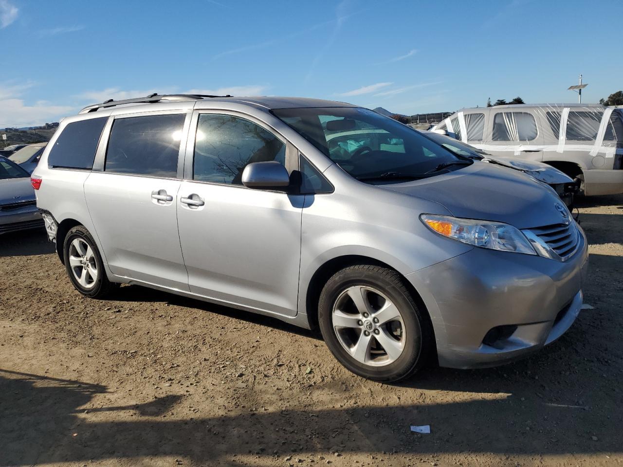 2015 TOYOTA SIENNA LE - Фото 4