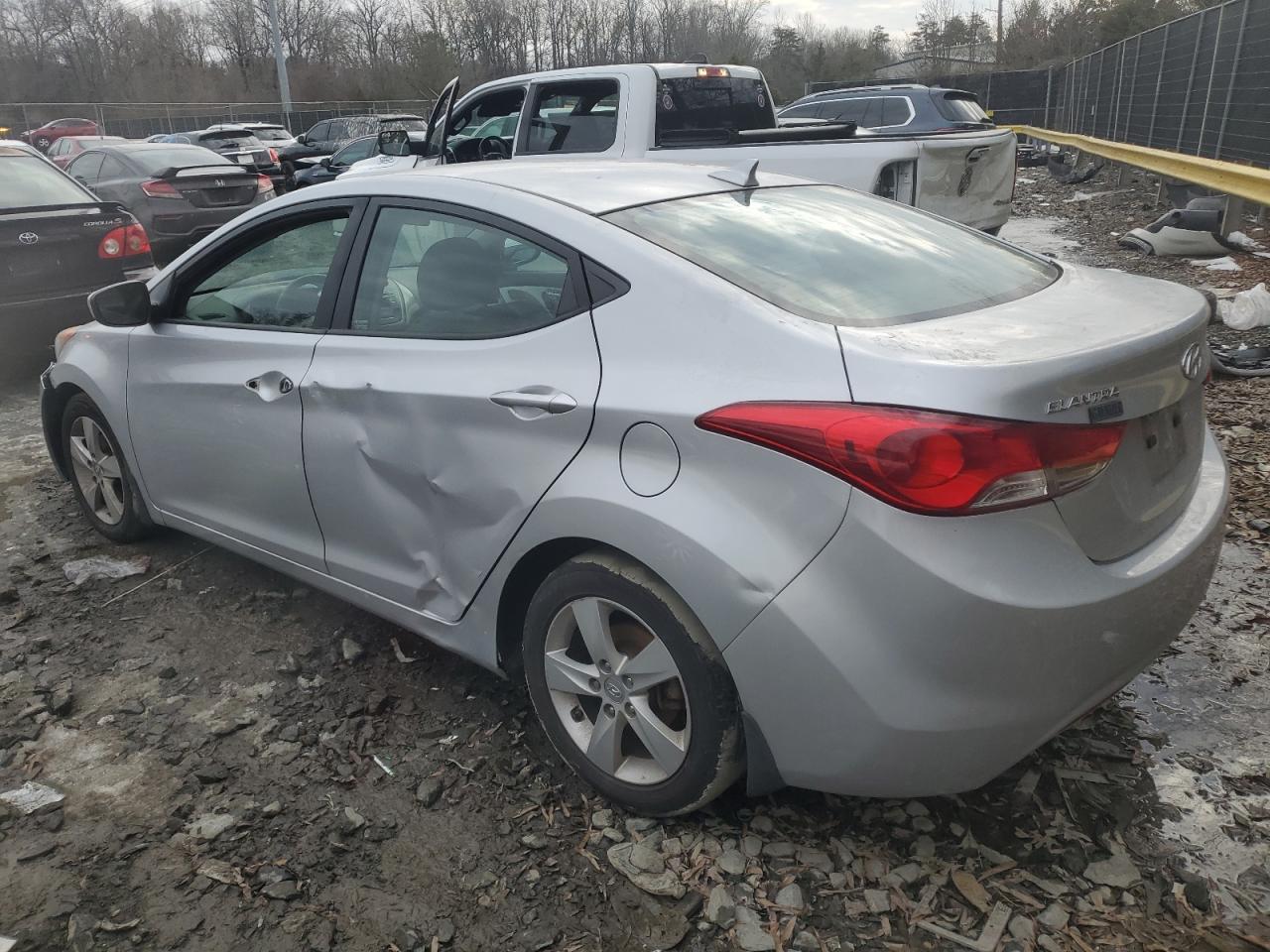2013 HYUNDAI ELANTRA GL - Image 2