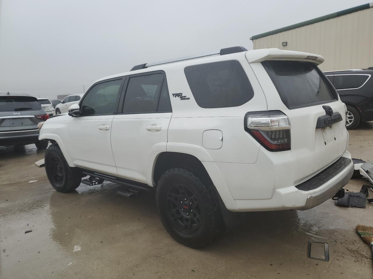 2018 TOYOTA 4RUNNER SR - Image 2
