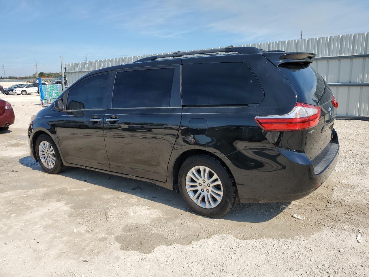 2015 TOYOTA SIENNA XLE - Фото 2