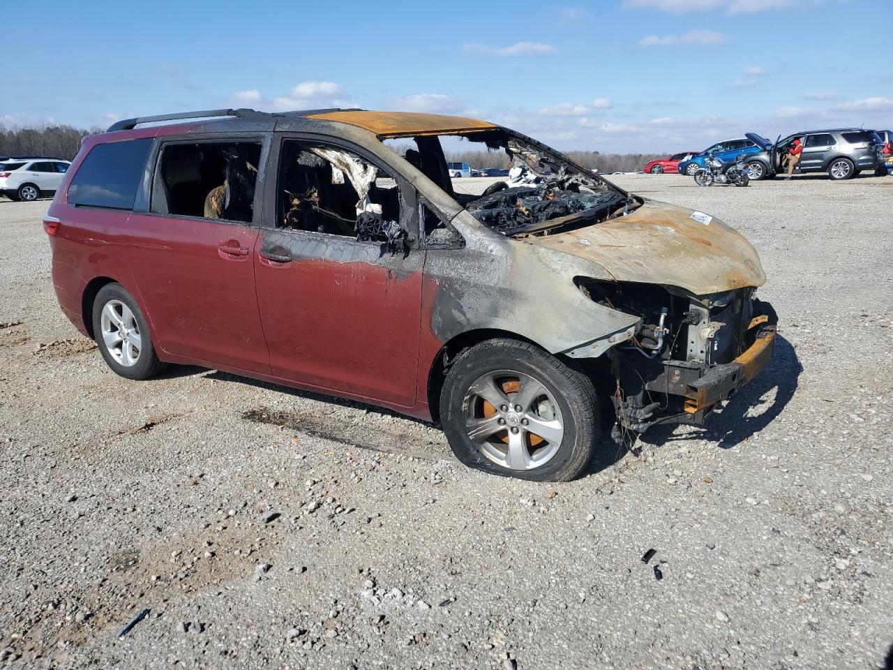2015 TOYOTA SIENNA LE - Фото 4