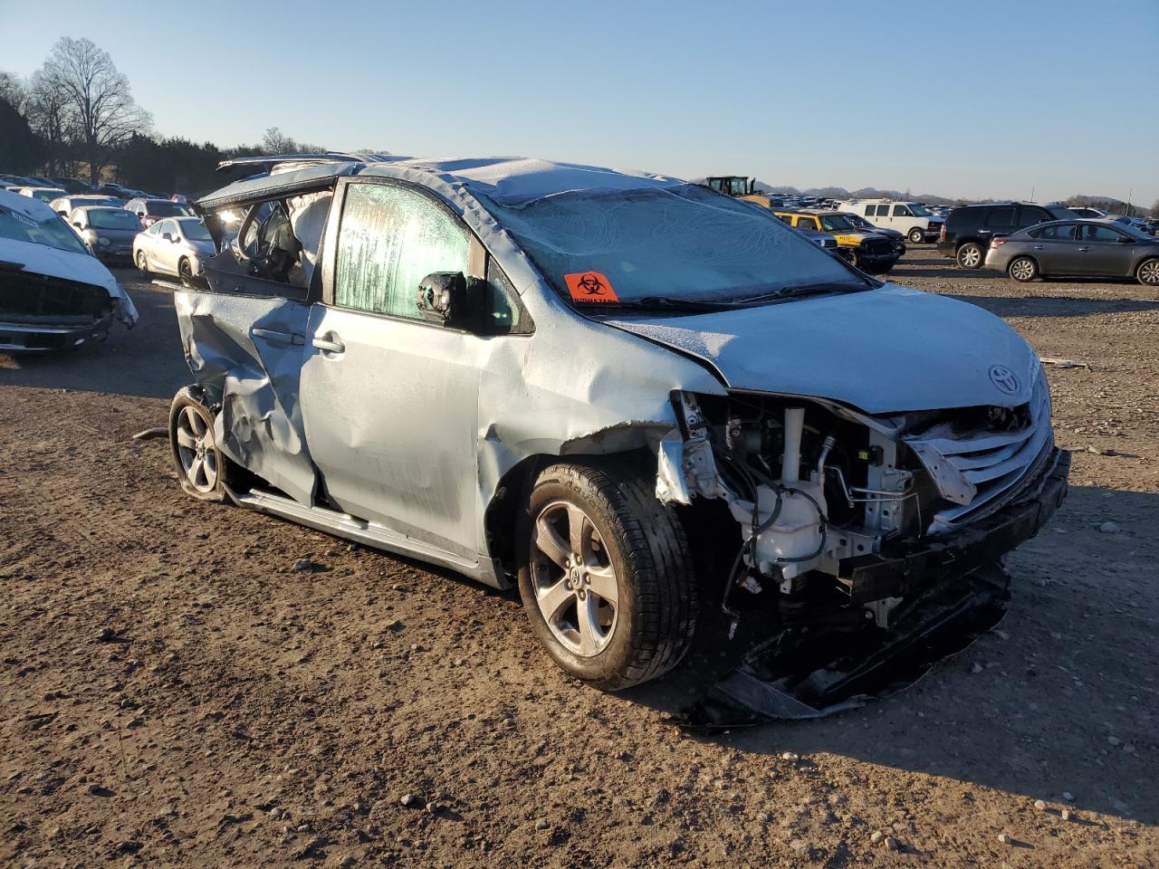 2015 TOYOTA SIENNA LE - Фото 4