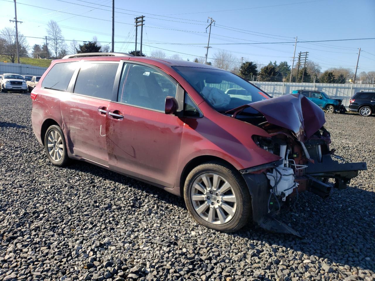 2015 TOYOTA SIENNA XLE - Image 4