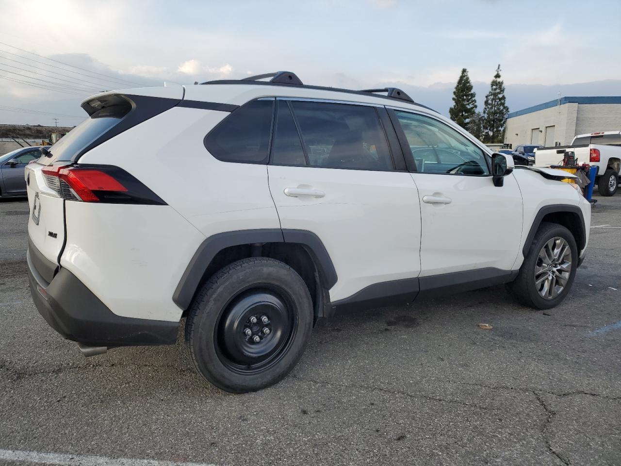 2019 TOYOTA RAV4 XLE P - Фото 3