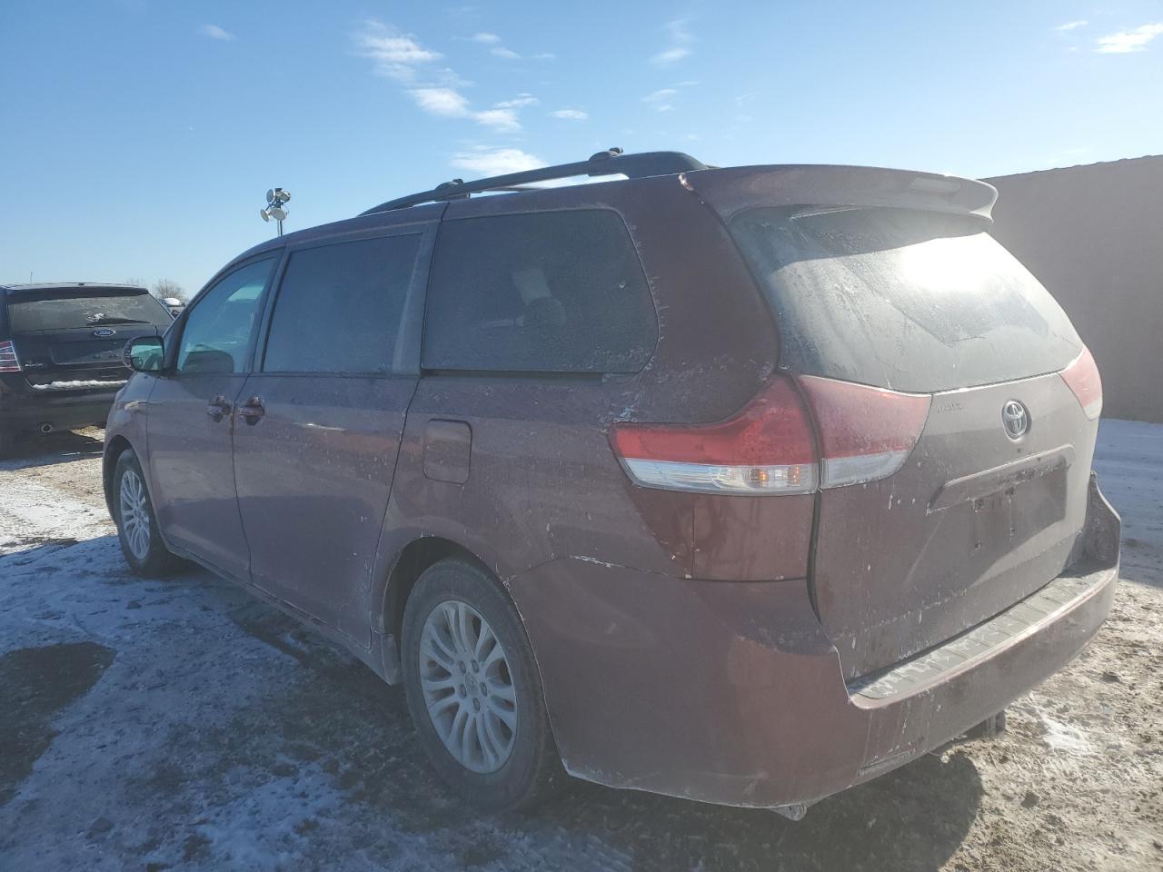 2013 TOYOTA SIENNA XLE - Image 2