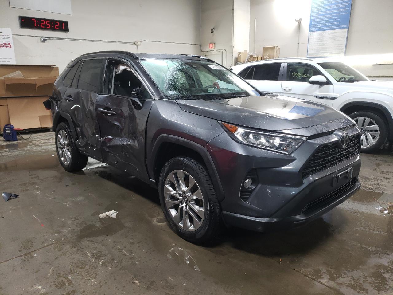 2019 TOYOTA RAV4 XLE P - Фото 4