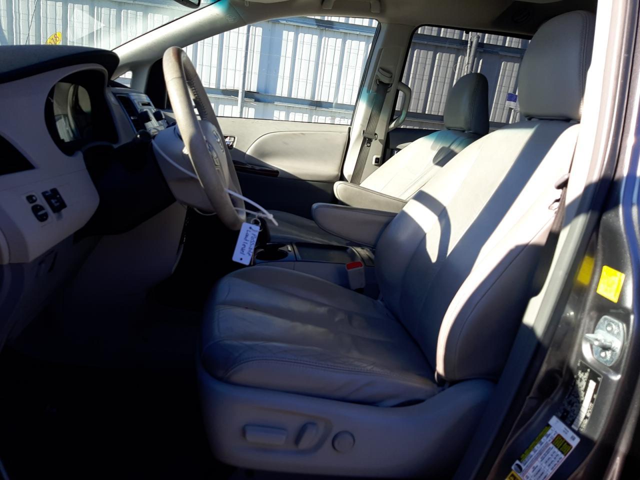 2011 TOYOTA SIENNA XLE - Image 7