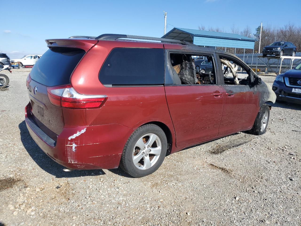 2015 TOYOTA SIENNA LE - Фото 3
