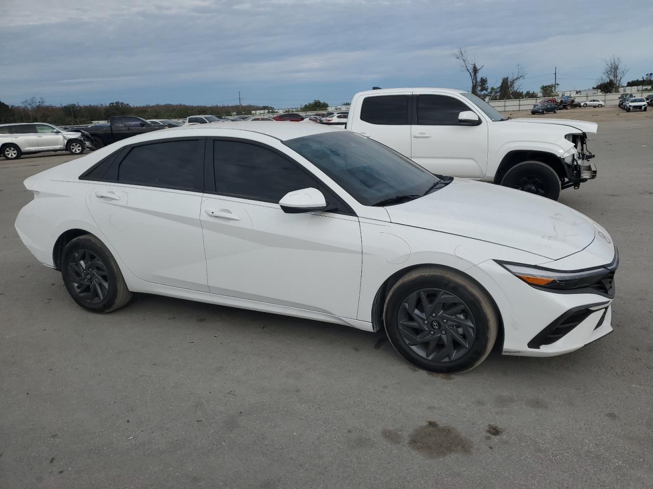 2024 HYUNDAI ELANTRA SE - Фото 4