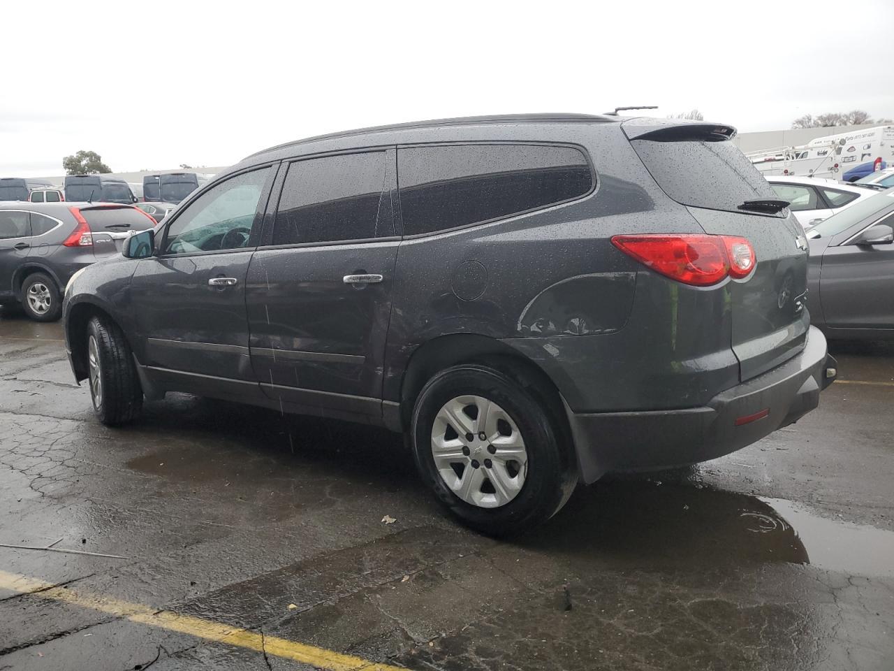 2011 CHEVROLET TRAVERSE L - Image 2