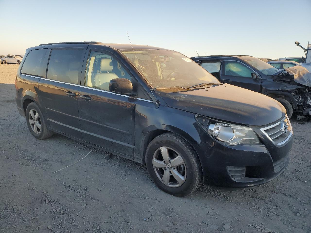 2011 VOLKSWAGEN ROUTAN SE - Image 4