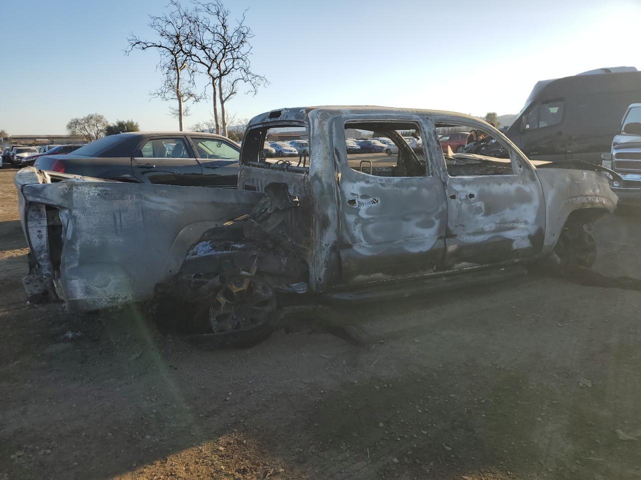 2018 TOYOTA TACOMA DOU - Фото 3
