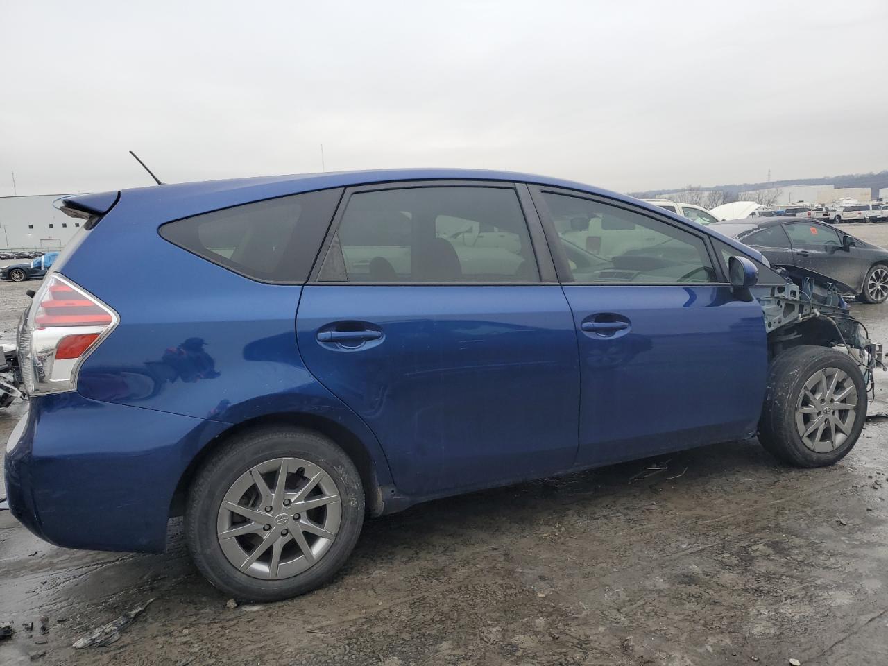 2016 TOYOTA PRIUS V - Фото 3